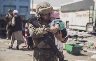 soldatessa americana con una neonata in braccio
