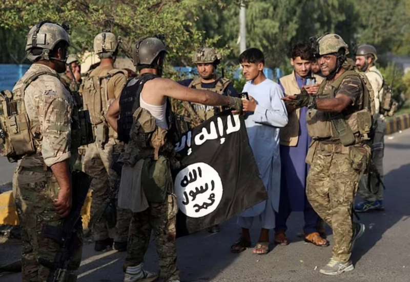 soldati afghani sequestrano la bandiera dell isis