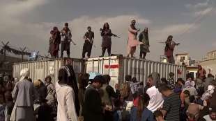 talebani bloccano l ingresso all aeroporto di kabul 2
