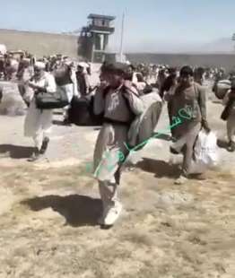 talebani nella base aerea di bagram