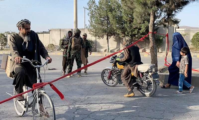 talebani pattugliano le strade di kabul