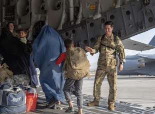 un soldato amerciano da il cinque a un ragazzino afgano