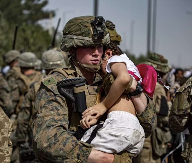 un soldato con un bambino afghano