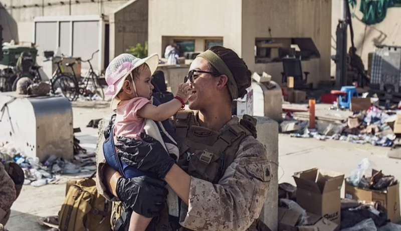 una soldatessa con una bambina afgana