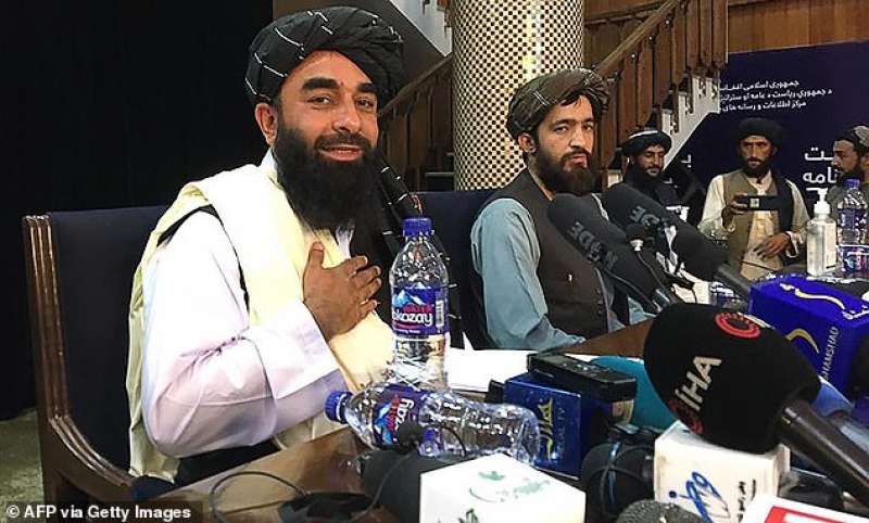 zabihullah mujahid portavoce dei talebani in conferenza stampa