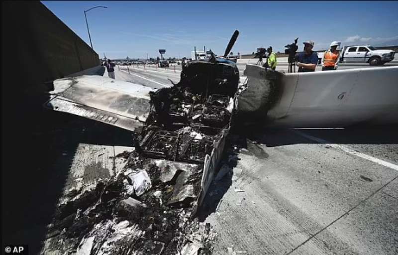 aereo si schianta e prende fuoco in autostrada california 1