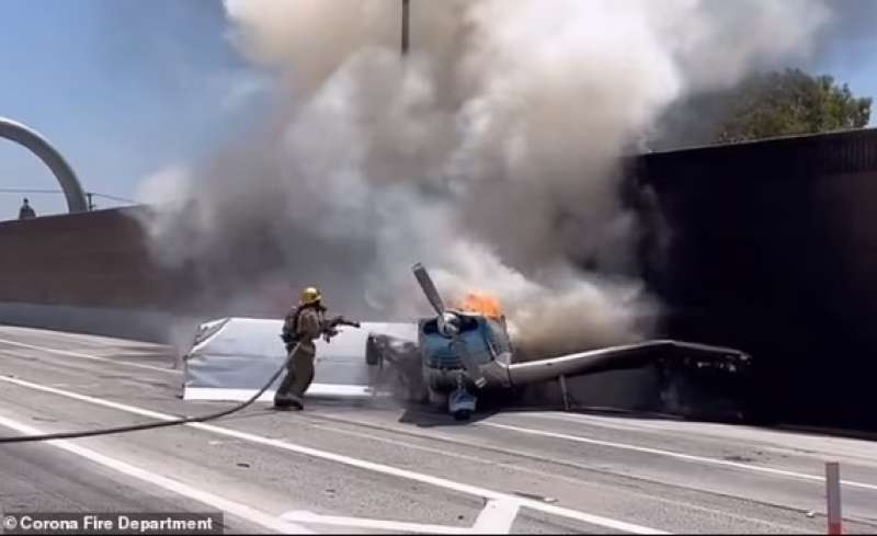 aereo si schianta e prende fuoco in autostrada california 10