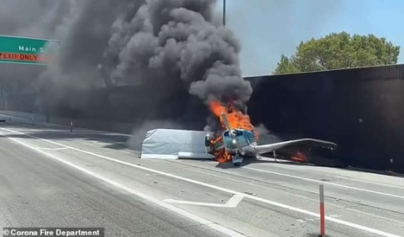 aereo si schianta e prende fuoco in autostrada california 11