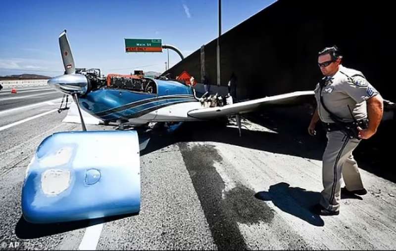 aereo si schianta e prende fuoco in autostrada california 3