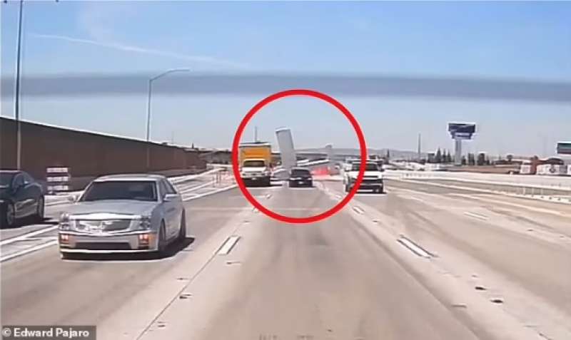 aereo si schianta e prende fuoco in autostrada california 6
