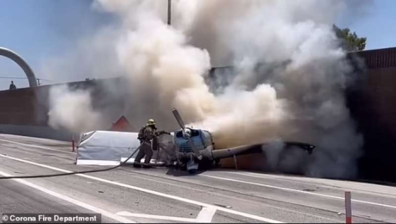 aereo si schianta e prende fuoco in autostrada california 8