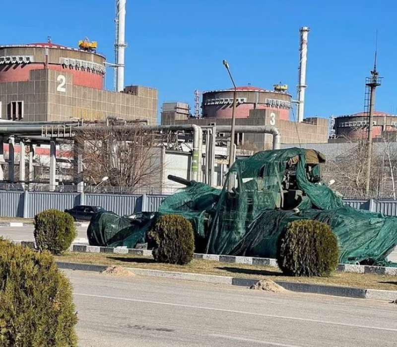 carro armato russo alla centrale nucleare di zaporizhzhia
