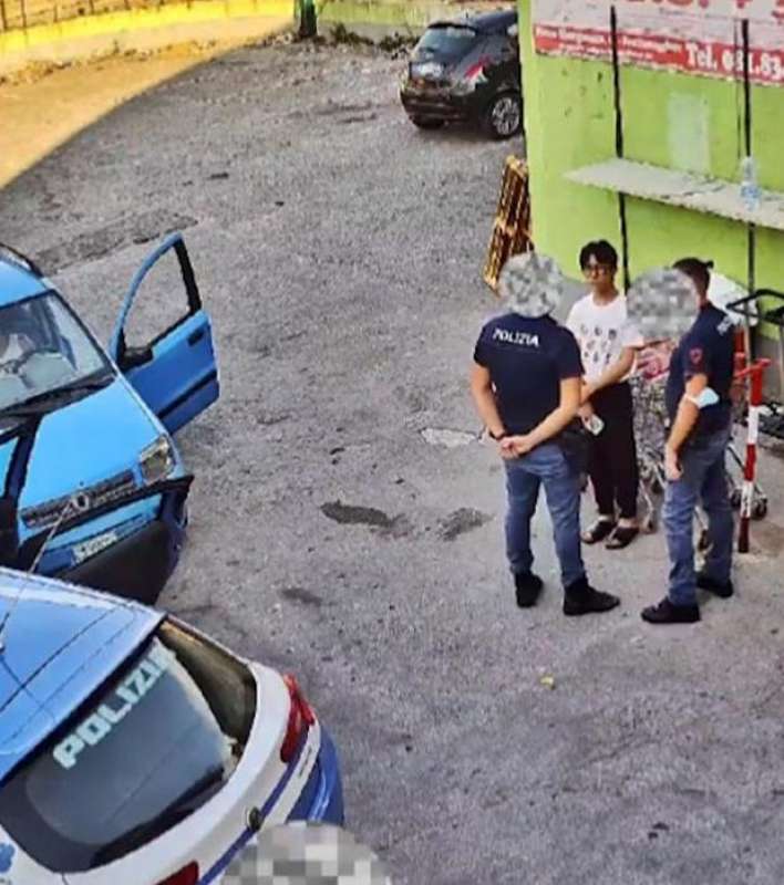 commerciante cinese aggredito dalla polizia a napoli 1