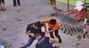 commerciante cinese aggredito dalla polizia a napoli 5