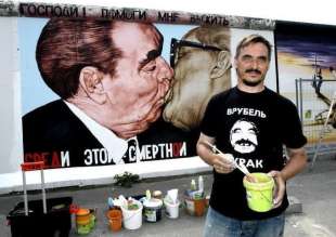dmitry vrubel davanti al graffito del bacio breznev honecker