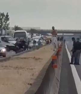 egiziano lancia sassi alle auto a lodi e viene bloccato con il taser 1
