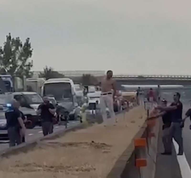 egiziano lancia sassi alle auto a lodi e viene bloccato con il taser 4