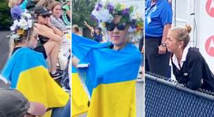 fan con bandiera ucraina al torneo di cincinnati 2