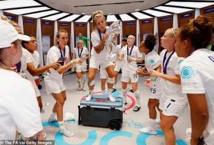 festeggiamenti per la vittoria dell inghilterra agli europei di calcio femminile 1
