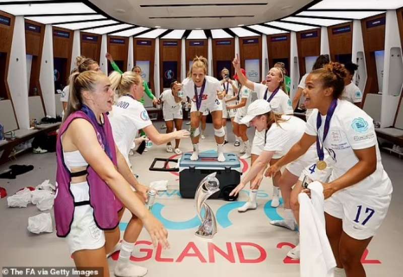 festeggiamenti per la vittoria dell inghilterra agli europei di calcio femminile 2