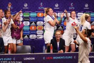 festeggiamenti per la vittoria dell inghilterra agli europei di calcio femminile 3