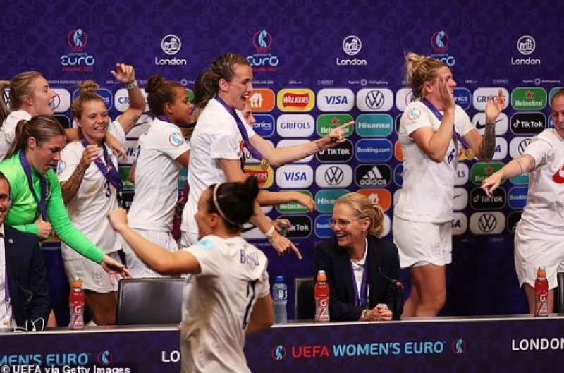 festeggiamenti per la vittoria dell inghilterra agli europei di calcio femminile 4