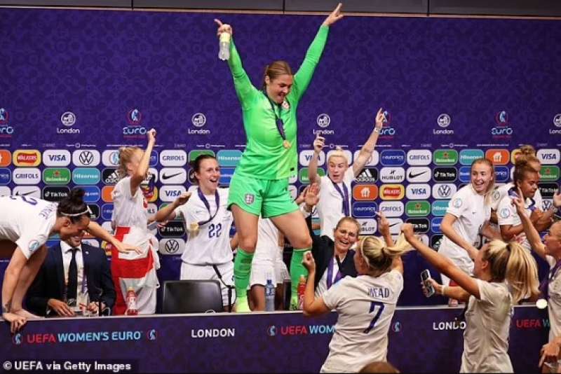 festeggiamenti per la vittoria dell inghilterra agli europei di calcio femminile 5