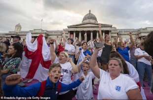 festeggiamenti per la vittoria dell inghilterra agli europei di calcio femminile 7