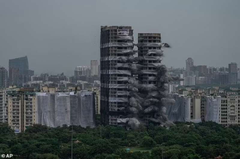 grattacieli abusivi demoliti in india