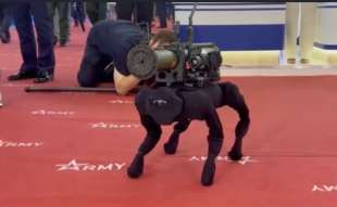 il cane robot russo che spara e trasporta armi