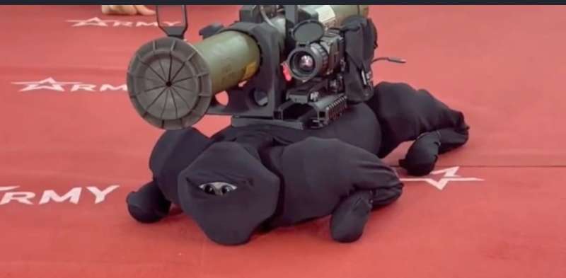 il cane robot russo che spara e trasporta armi