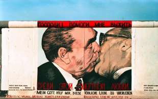 il graffito del bacio breznev honecker sul muro di berlino