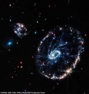 la galassia cartwheel immortalata dal telescopio james webb 1