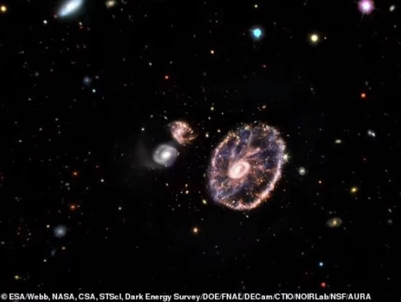 la galassia cartwheel immortalata dal telescopio james webb 3