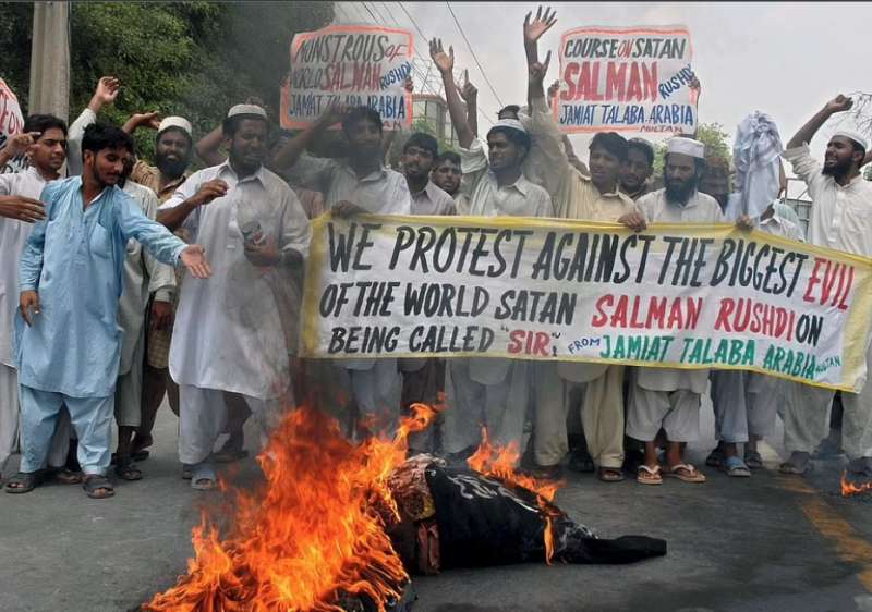 manifestazioni contro salman rushdie in pakistan 2007