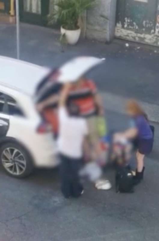 milano un tassista litiga per il pos distrugge i souvenir di due turisti australiani e poi fugge a porte aperte 6