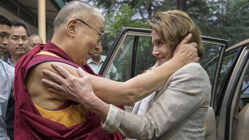 nancy pelosi e il dalai lama 3