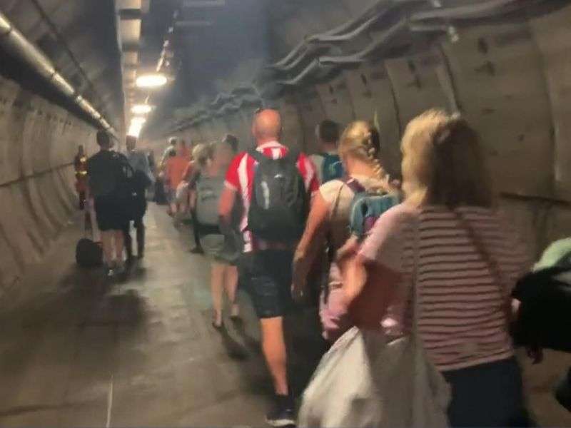 passeggeri nel tunnel della manica 4