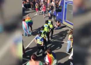 polizia balla la macarena al gay pride1