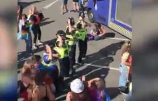 polizia balla la macarena al gay pride3