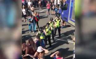 polizia balla la macarena al gay pride4