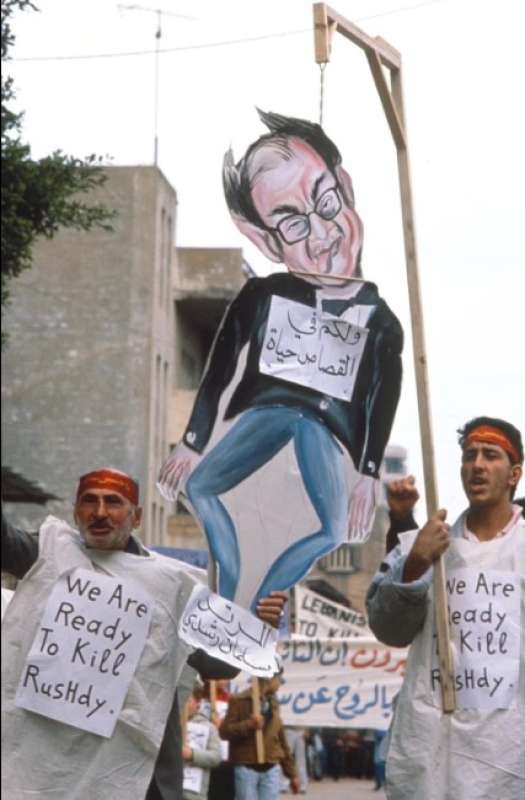 proteste contro salman rushdie beirut 1989