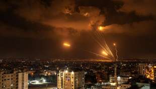 razzi lanciati da militanti palestinesi verso israele a gaza city 1