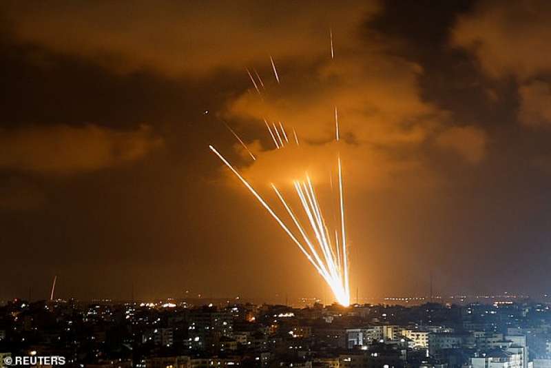 razzi lanciati da militanti palestinesi verso israele a gaza city 2