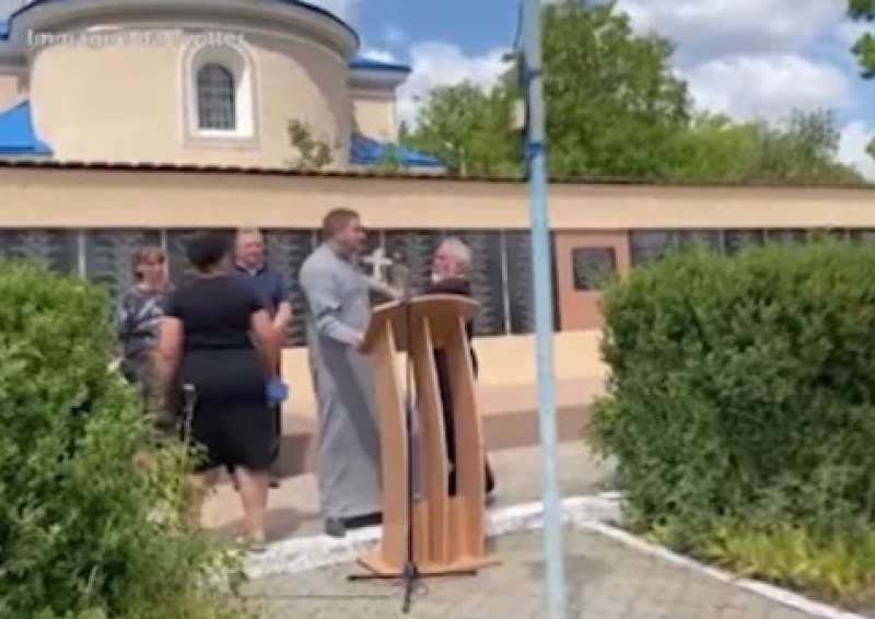 scontro tra un sacerdote della chiesa ucraina e uno della chiesa ortodossa russa