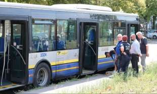 settantenne morto dopo braccio incastrato nelle porte dell autobus 2