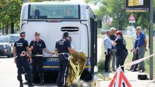 settantenne morto dopo braccio incastrato nelle porte dell autobus 3