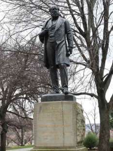 statua di William Crowther 1