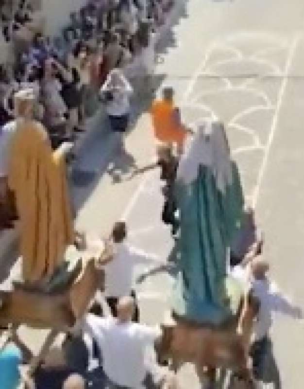 statua sulla folla durante la processione in calabria 2