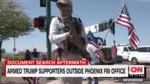 supporter armati di trump davanti agli uffici dell fbi in arizona 1